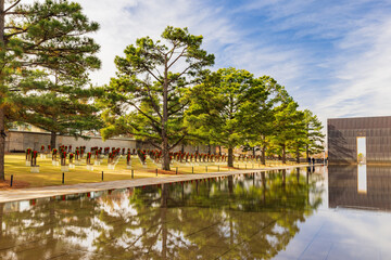 Obraz premium Sunny garden view of the garden with christmas wreath on chair