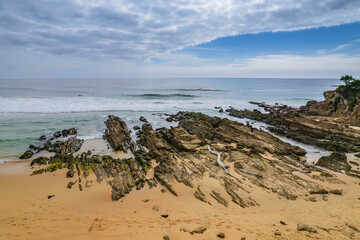 Fototapeta na wymiar Morning ocean views with waves and rocks