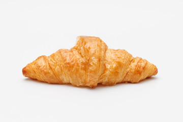 白バックに置いた小麦色をした焼きたてのクロワッサン