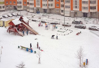 Naklejka premium Children play in the winter yard