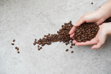 コーヒー豆と手