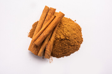 Cinnamon sticks and powder