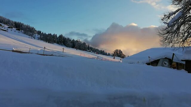 Coucher de soleil sur la neige en Haute Savoie
