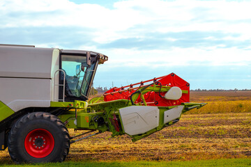 Obraz premium Combine harvester in the field. Harvesting in the fall