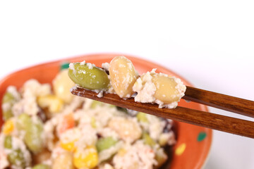 豆サラダを食べる