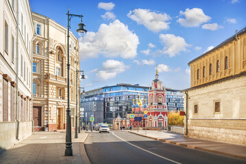 Fototapeta na wymiar Varvarka street in Moscow and St. George's Church