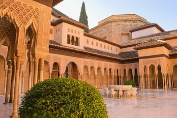 Obraz premium Alhambra moorish castle - Nasrid palace interior, Granada, Spain