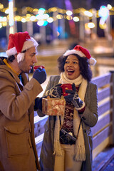 Obraz premium Beautiful couple on a date in a Christmas night