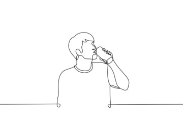 man stands and drinks beer, energy drink or soda from aluminum can - one line drawing vector. concept of drinking alcohol or unhealthy sweet drinks