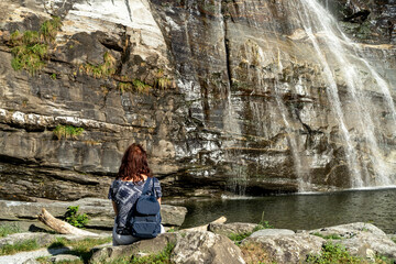 Junge Frau am Cascata Grande di Bignasco