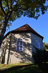 Naklejka premium Historische Kirche im Herbst in Dorfmark, Niedersachsen