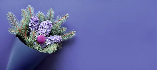 Crédence de cuisine en verre imprimé Pantone 2022 very peri Bannière panoramique d& 39 hiver avec bouquet sur fond de papier monochrome violet très péri. Rameaux de sapin et fleurs de jacinthe bleue. Arrangement minimal de l& 39 heure du vin simple. Mise à plat, vue de dessus.