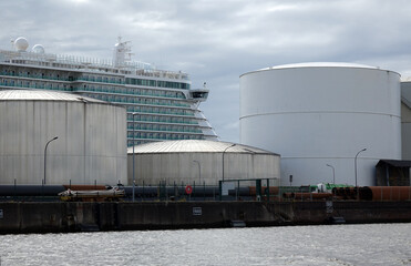 Obraz premium Tanks und Kreuzfahrtschiff