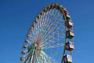 Riesenrad mit bunten Gondeln