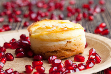 mini cheesecake with berry jam