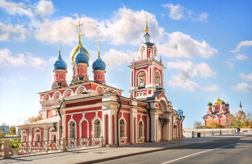 Fototapeta na wymiar St. George Church and the Cathedral of the Sign on Varvarka Street in Moscow