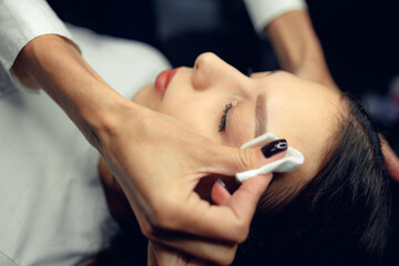 Obraz na płótnie Canvas eyebrow master makes beautiful eyebrows for his client
