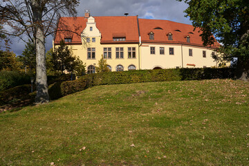 Fototapeta na wymiar Schloss in der Goethestadt Bad Lauchstädt, Saalekreis, Sachsen-Anhalt, Deutschland