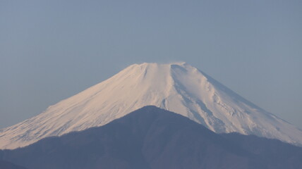かなりの冠雪となった富士山の写真