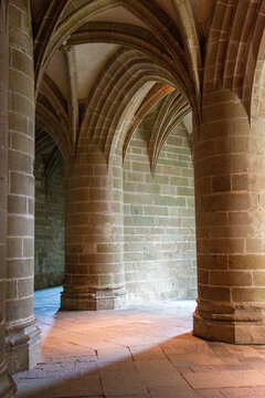 S&auml;ulen in  der Krypta von Le Mont Saint Michele