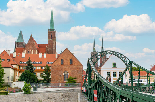 Wroclaw, Poland - crossed by the Oder River, Wroclaw displays a large number of colorful bridges, which are a main landmark of the town. Here in particular a typical iron bridge © SirioCarnevalino