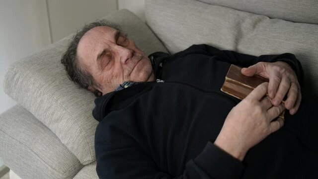 Addormentato sul divano mentre leggeva un libro