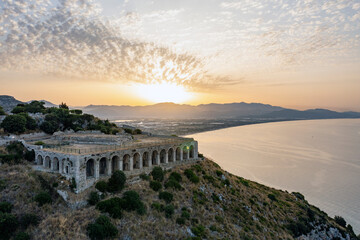 Vista aerea del tempio di Giove Anxur a Terracina. Un Paesaggio bellissimo in riva al mare. Una costruzione dell’antica Roma
