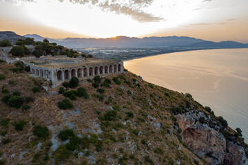 Vista aerea del tempio di Giove Anxur a Terracina. Un Paesaggio bellissimo in riva al mare. Una costruzione dell’antica Roma  © Claudio Quacquarelli