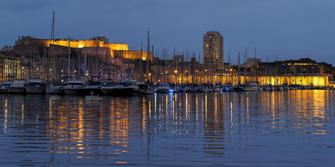 Le port de Marseille au lever du jour