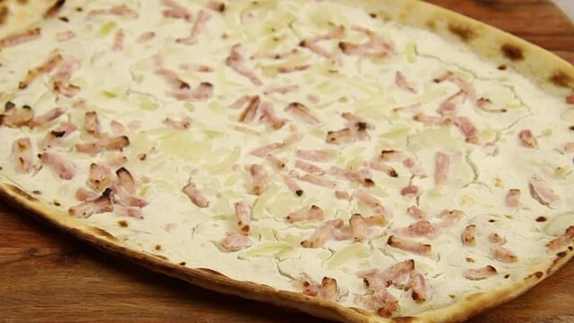 flammekueche (tarte flamb&eacute;e), sp&eacute;cialit&eacute; alsacienne, sur une planche &agrave; d&eacute;couper