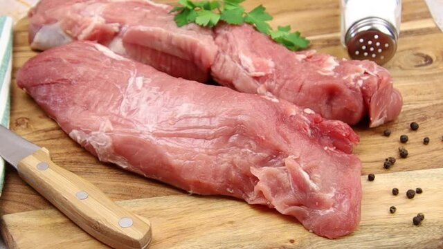 filet mignon de porc cru en gros plan sur une planche &agrave; d&eacute;couper