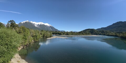 Lago y naturaleza de la Patagonia