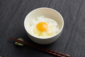 炊きたてご飯と平飼い卵の卵かけご飯