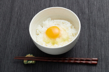 炊きたてご飯と平飼い卵の卵かけご飯