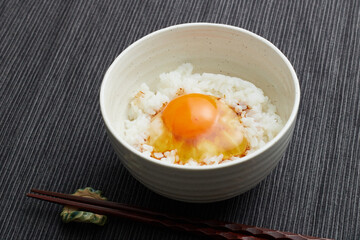 炊きたてご飯と平飼い卵の卵かけご飯