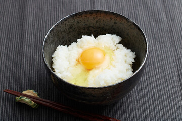 青葱と刻み海苔が添えられた卵かけご飯