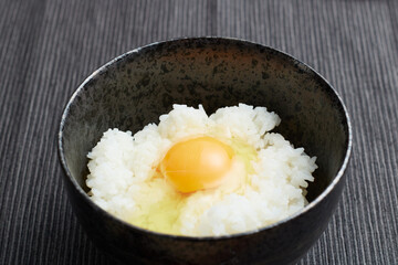 青葱と刻み海苔が添えられた卵かけご飯
