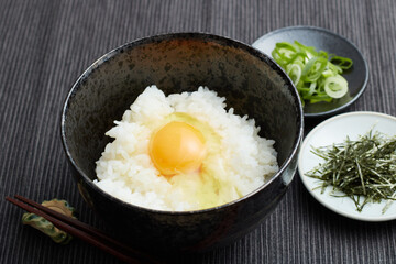 青葱と刻み海苔が添えられた卵かけご飯