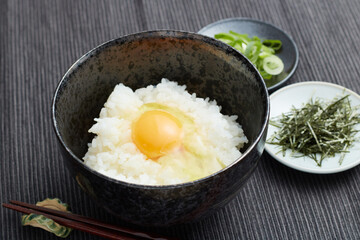 青葱と刻み海苔が添えられた卵かけご飯