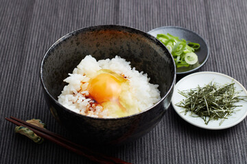 青葱と刻み海苔が添えられた卵かけご飯