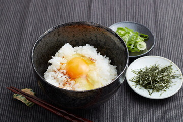 青葱と刻み海苔が添えられた卵かけご飯