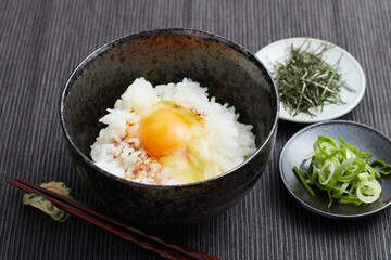 青葱と刻み海苔が添えられた卵かけご飯