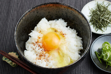 青葱と刻み海苔が添えられた卵かけご飯