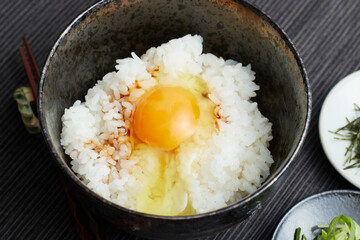 青葱と刻み海苔が添えられた卵かけご飯