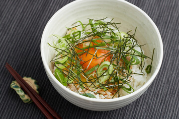 九条ねぎと海苔がかかった卵かけご飯