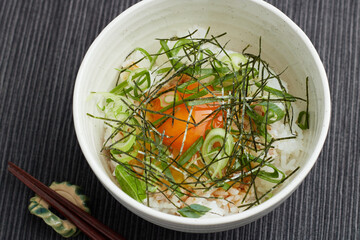 九条ねぎと海苔がかかった卵かけご飯