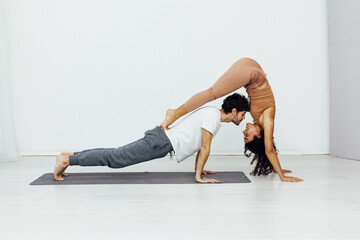 Obraz premium man and woman together doing exercises yoga asana fitness