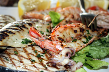 piatto di grigliata di pesce