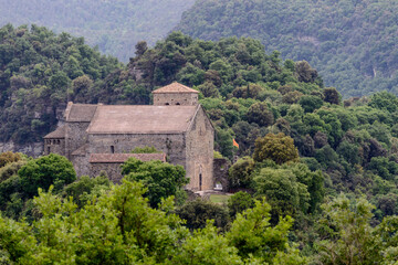 Fototapeta na wymiar Sant Pere de Casserres o San Pedro de Caserras es un antiguo monasterio benedictino en el término municipal de Masías de Roda, Osona, Cataluña, España