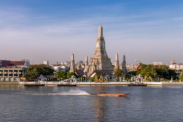 Obraz premium Wat Arun, Temple of dawn in the morning time, Bangkok,Thailand